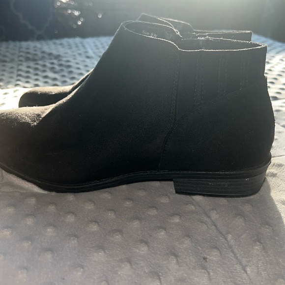 Black small heeled boots - Picture 2 of 5